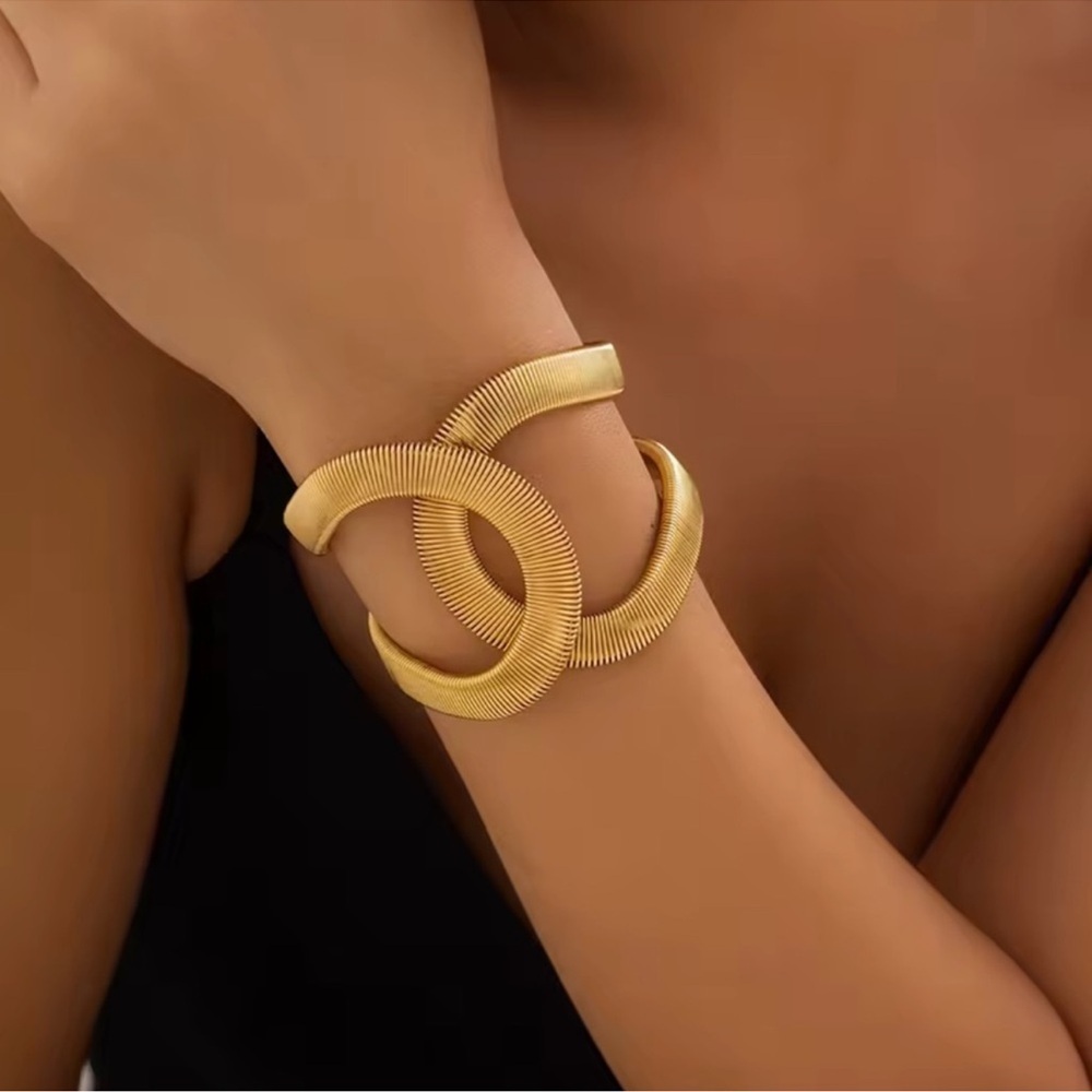 Vintage Gold Twisted Elegant Bracelet - Picture 5 of 6